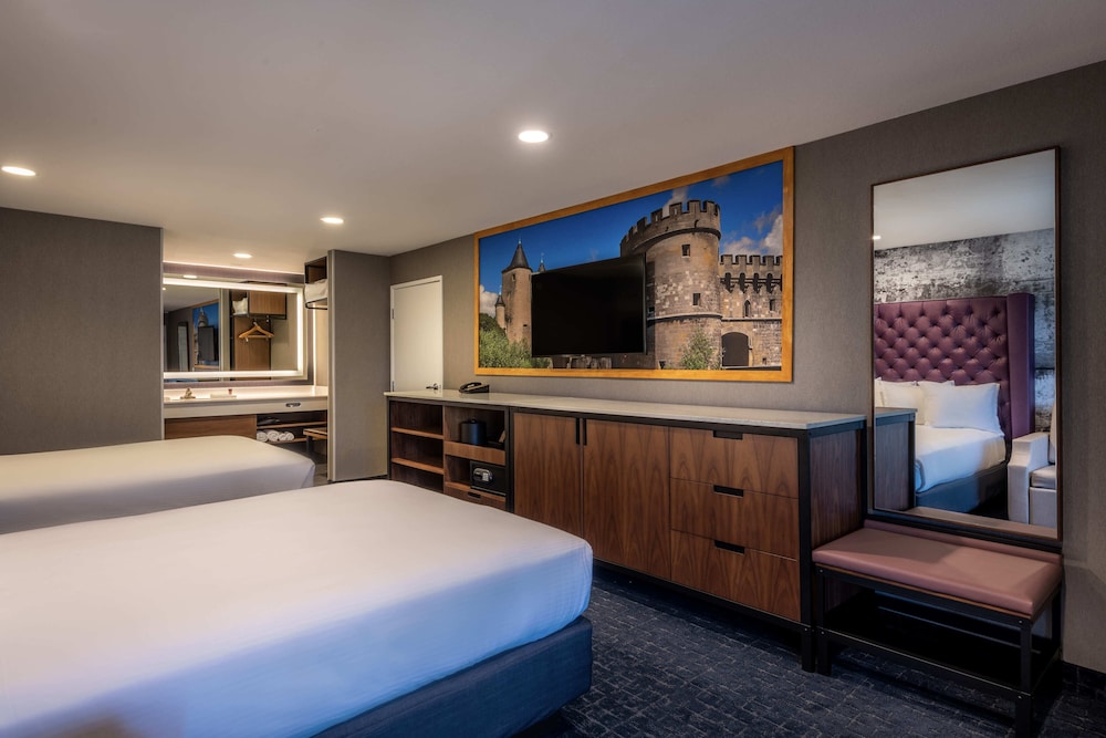 Standard Room, 2 Queen Beds - Photo 4