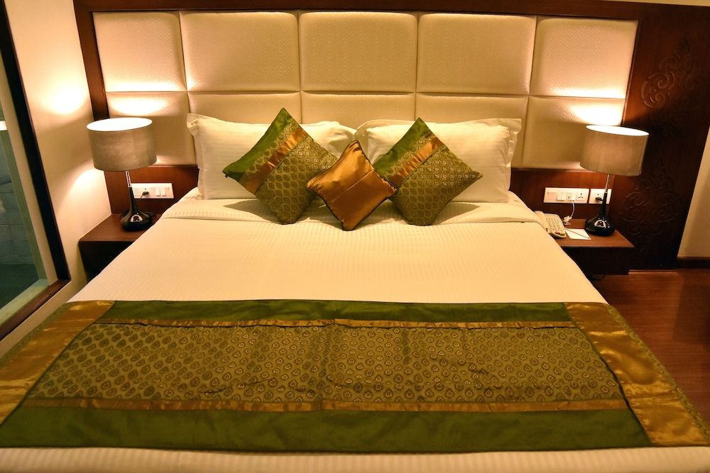Standard Room, 1 King Bed, Smoking photo 3