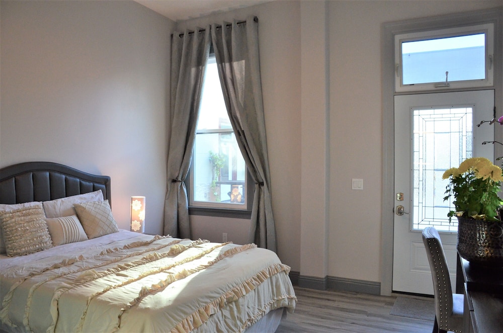 Courtyard Queen Suite
