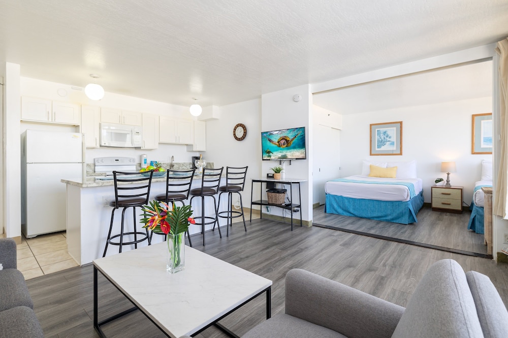 High Floor Mountain View Condo with 2 Beds and Parking: Family Apartment, 1 Bedroom, Balcony, Mountain View (0038) photo