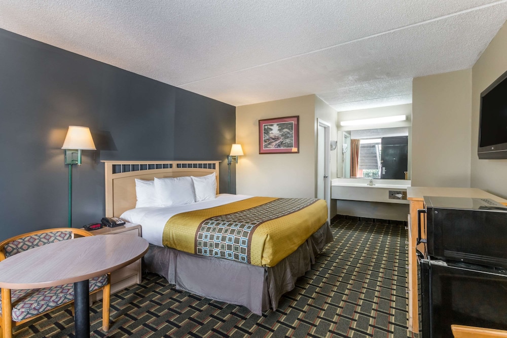 Standard Room, 1 King Bed, Accessible photo 1