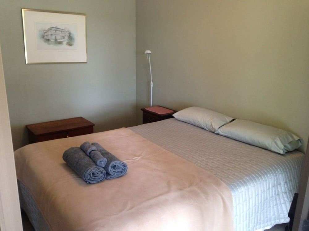 Standard Room, 1 Queen Bed, Shared Bathroom photo 2