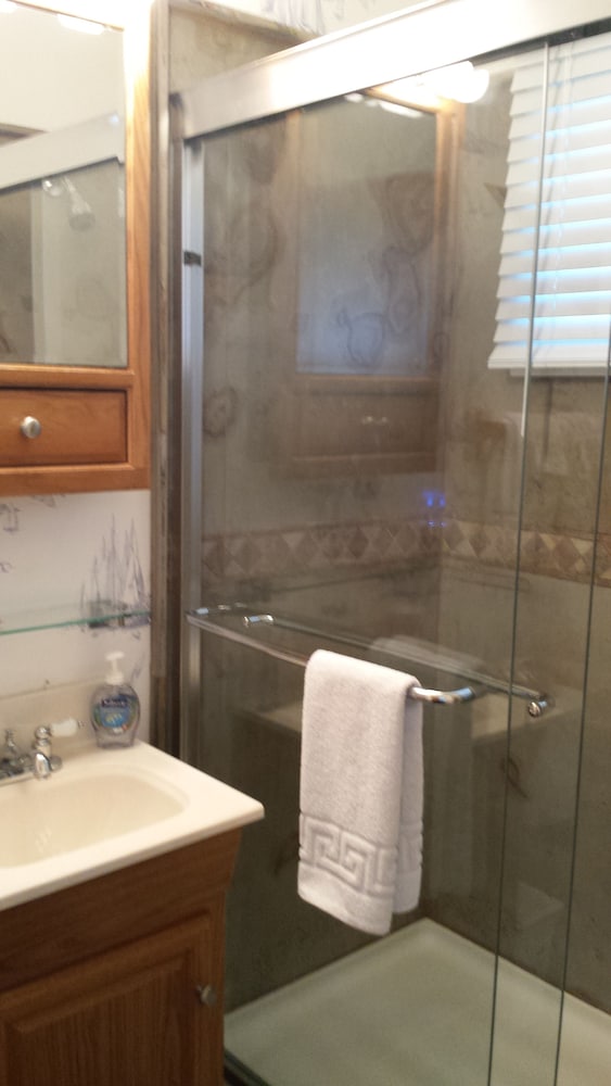 Standard Room, 2 Queen Beds, Lake View photo 2