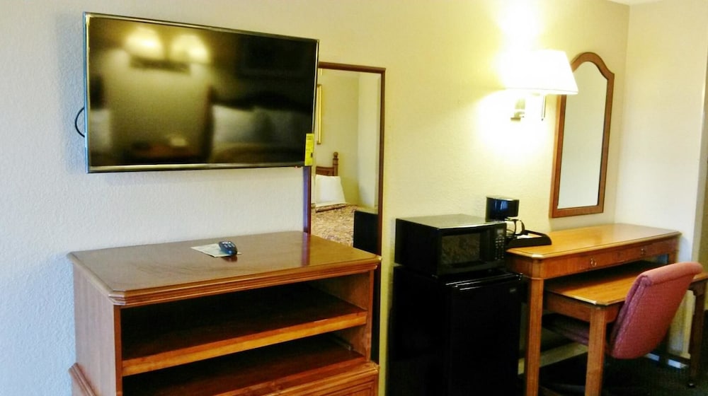 Room, 1 King Bed, Non Smoking - Photo 3