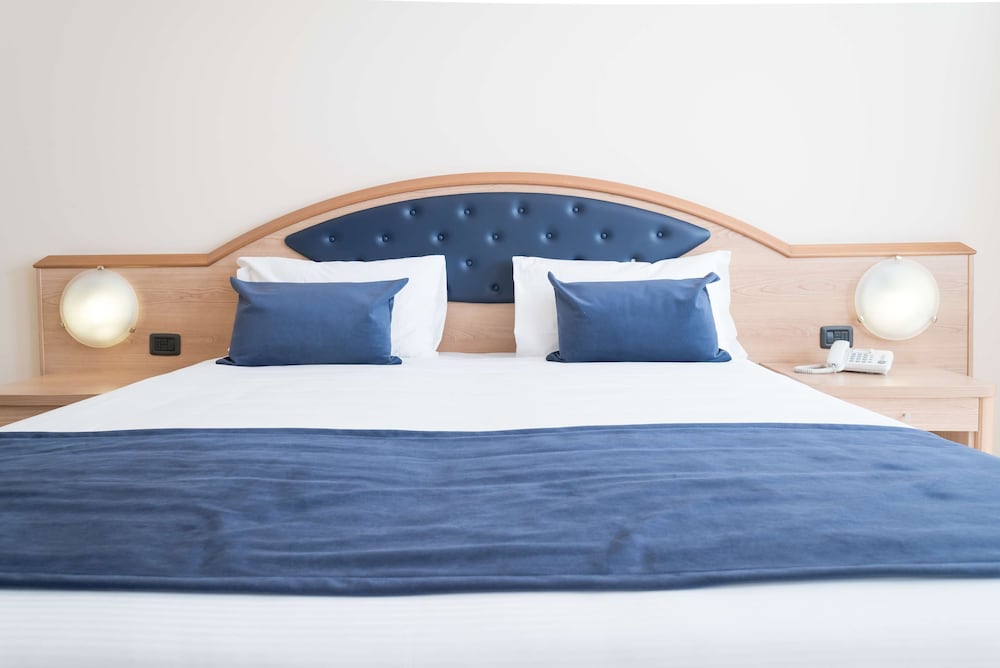 Standard Room, 1 Queen Bed (Converts to 2 Twin Beds) - Photo 2