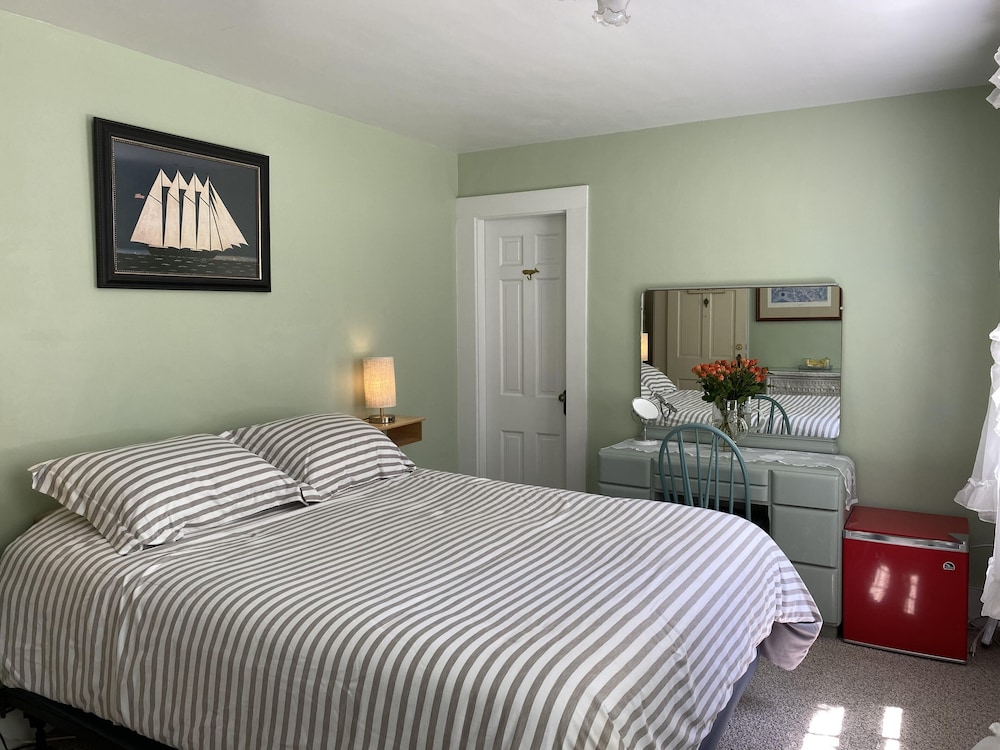 Room, 1 Queen Bed (Shared Bathroom) photo 1