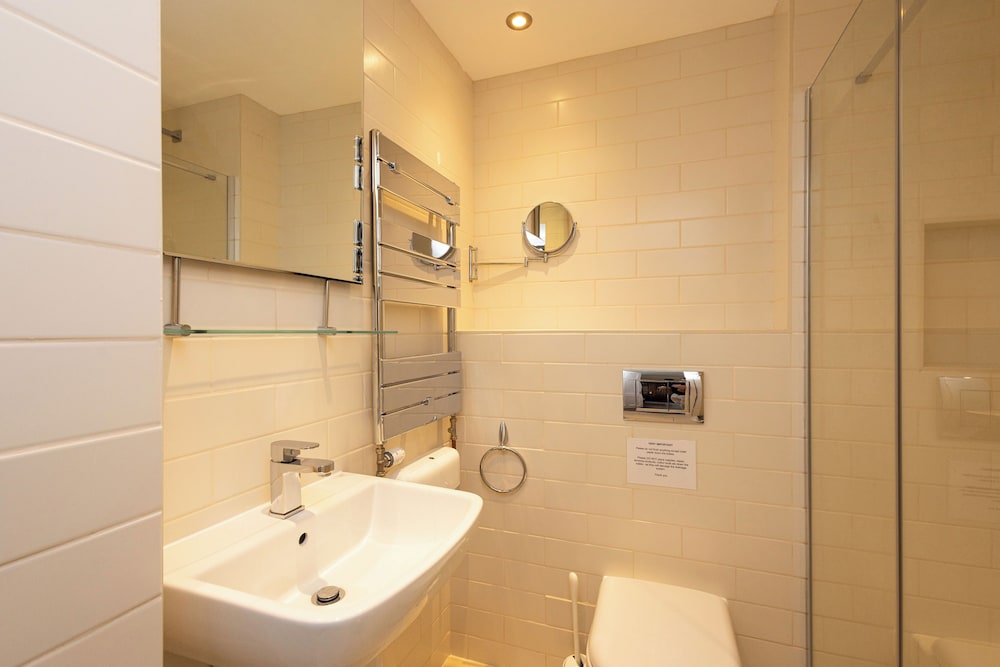 Super King Rm with Lake View Ensuite Rm 4 photo 3
