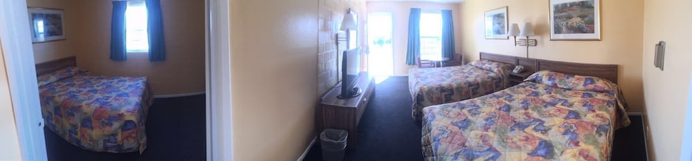 Room, Multiple Beds (3 Queen Beds)