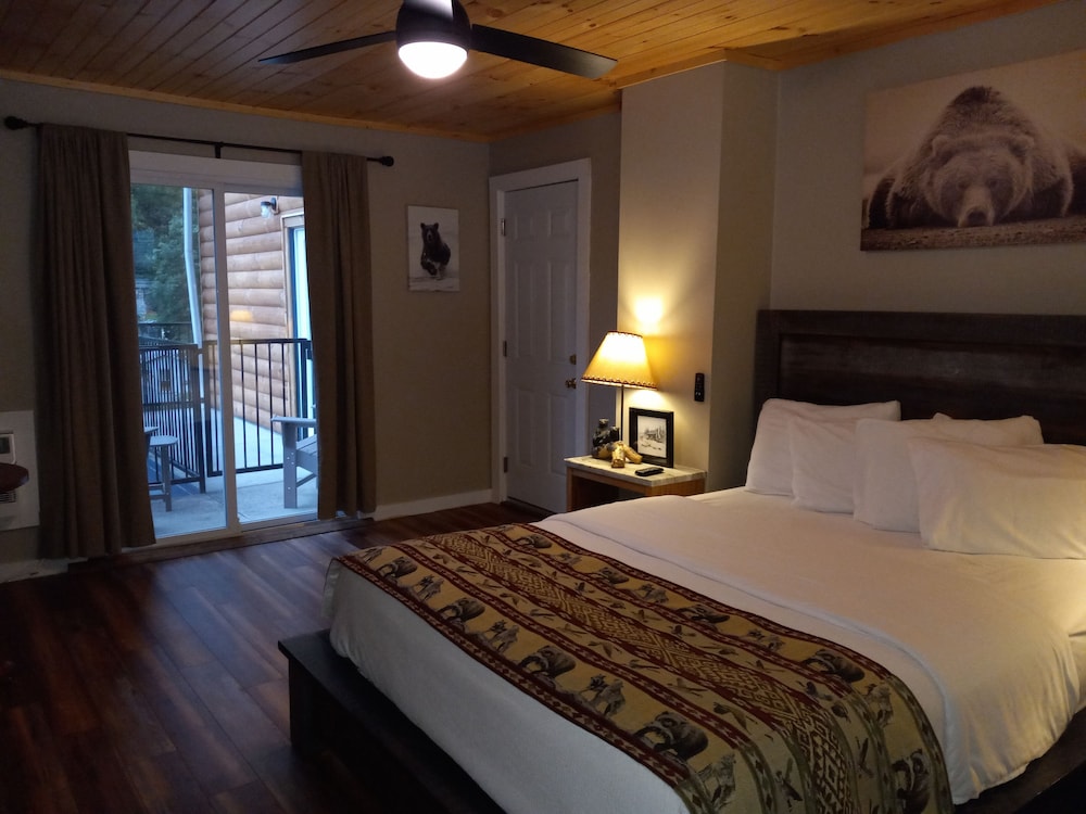 Deluxe Queen Room w/ Balcony (Room 4) photo 1