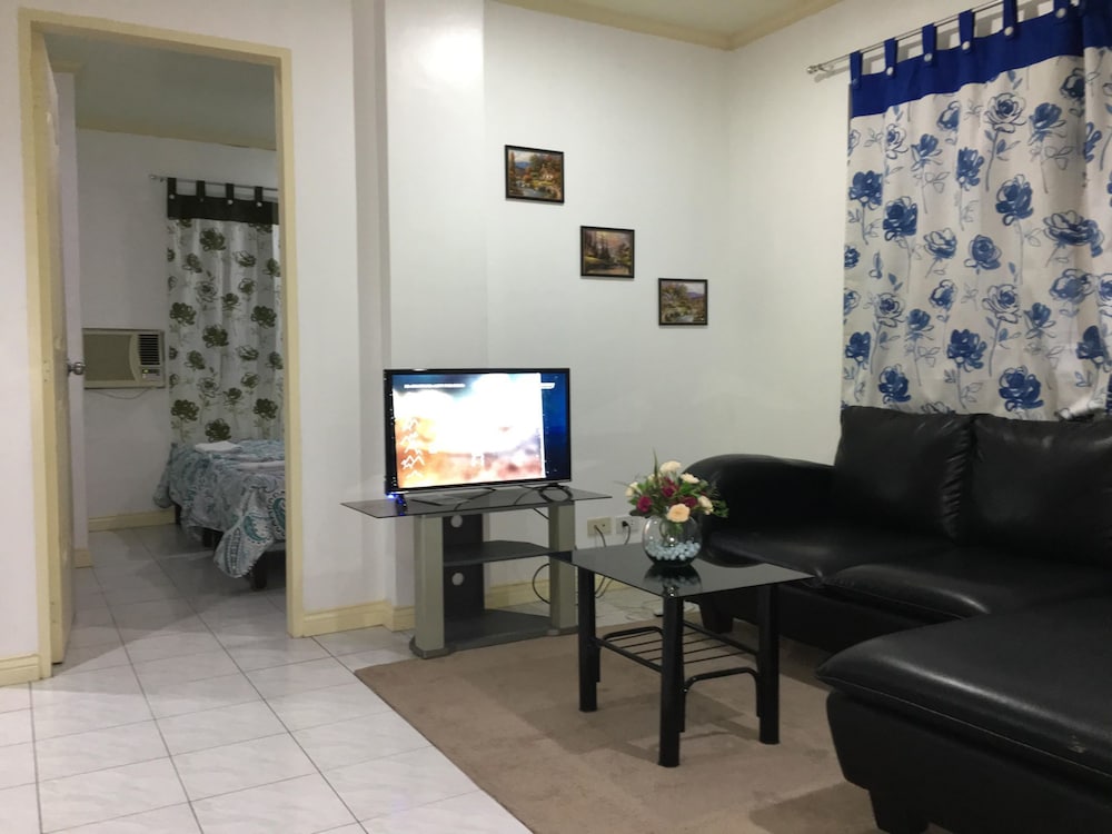 City Apartment, 2 Bedrooms photo 2