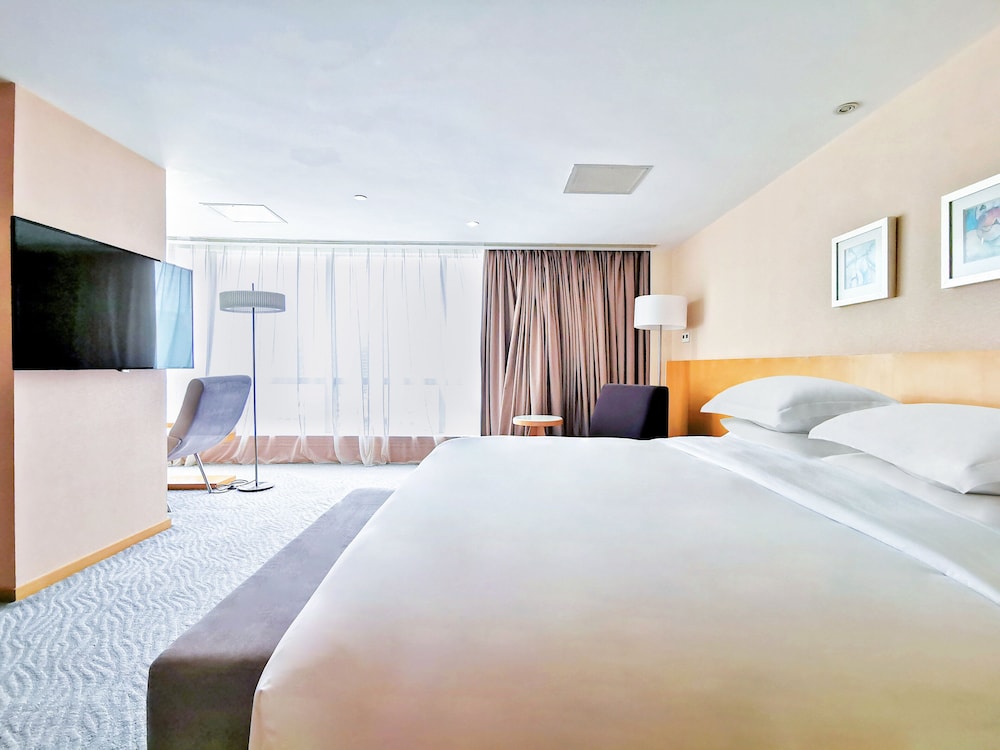 Suite, 1 Bedroom, Smoking, Sea View (Minibar)