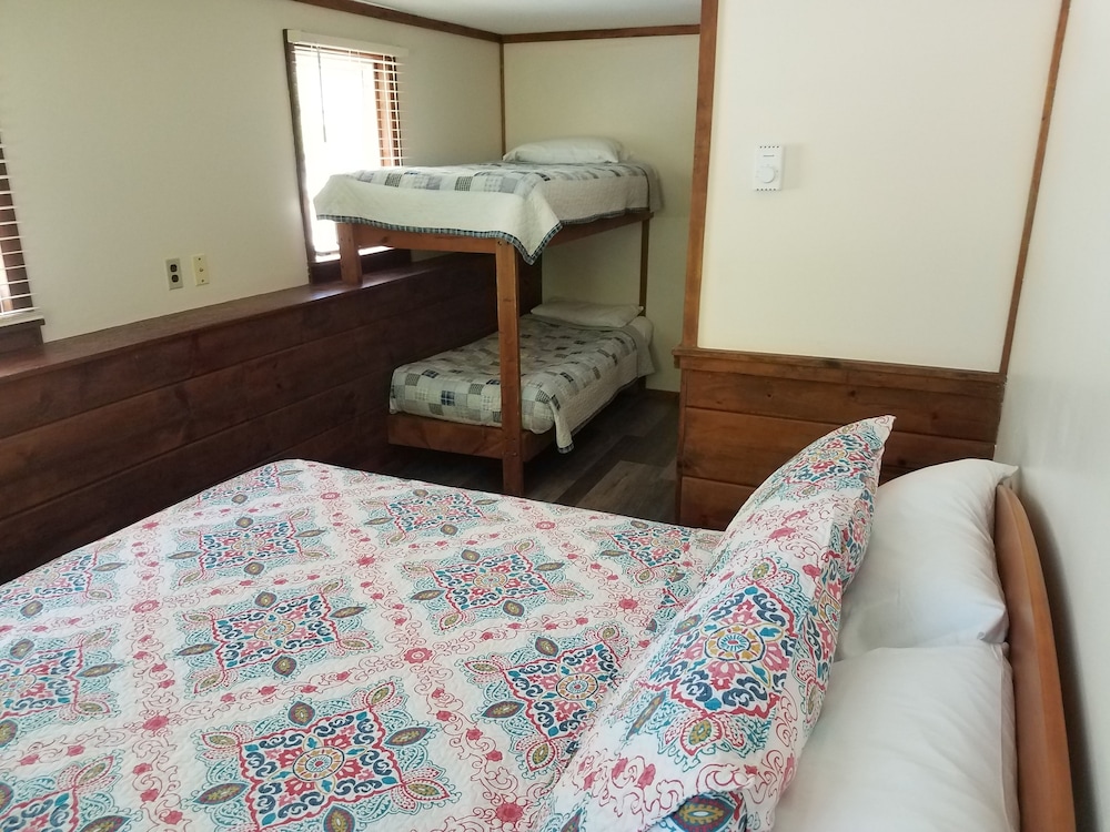 Queen Plus (Queen + 2 bunk beds) photo 1