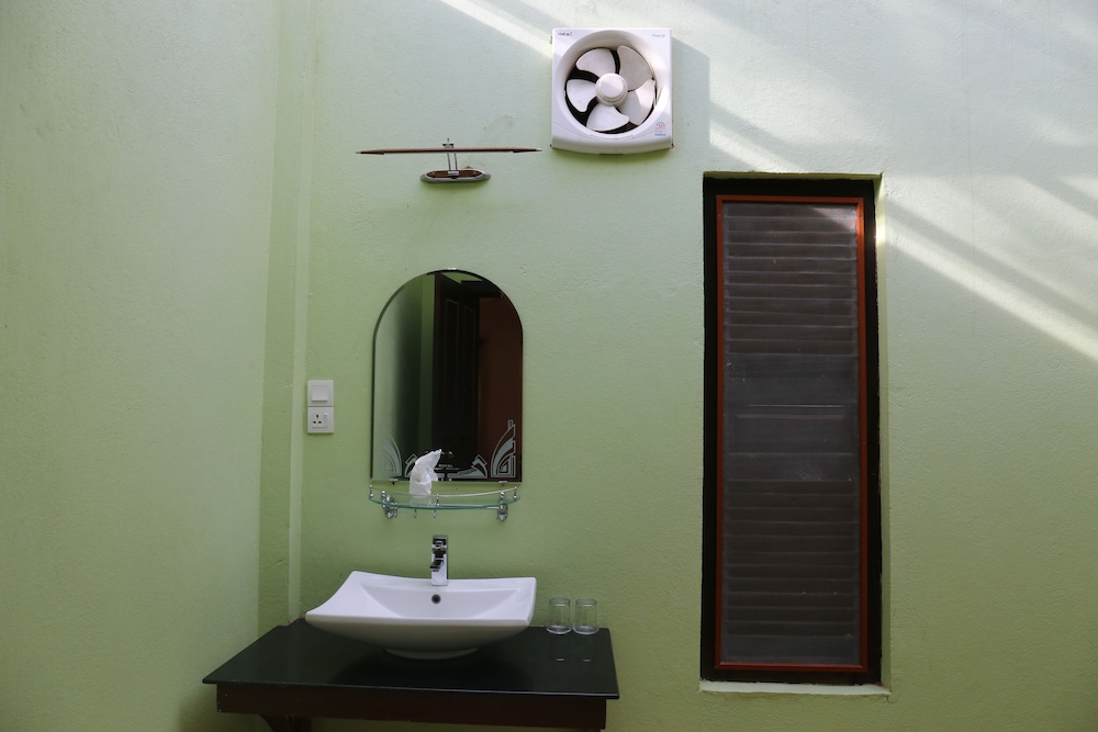 Deluxe Twin Room, Pool View photo 2