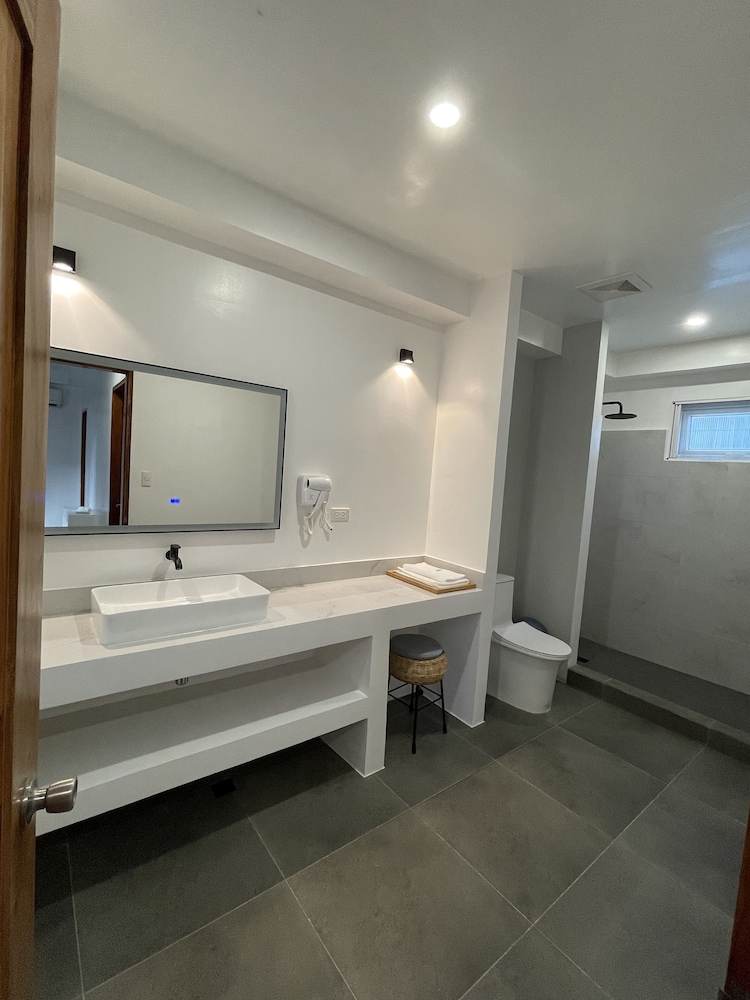 Suite - Photo 10