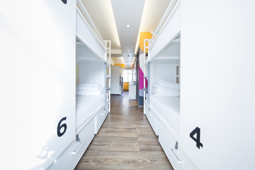 6-bed Private Dormitory room ensuite photo 3