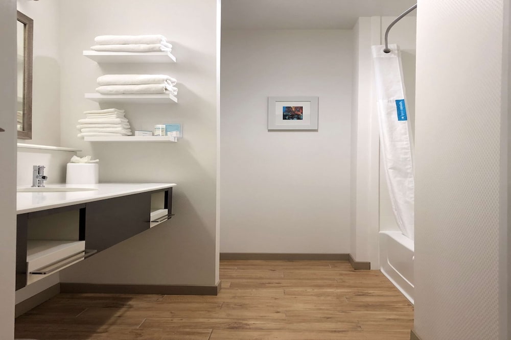 Room, 1 King Bed, Non Smoking, Refrigerator & Microwave