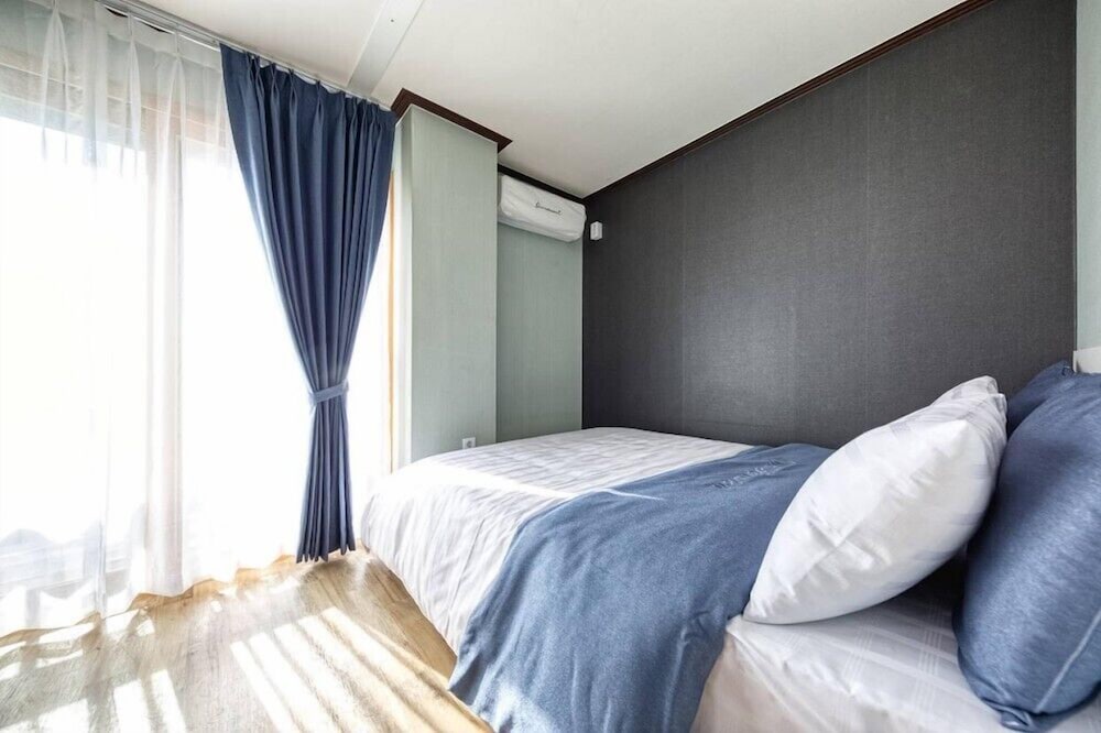 Room (Apricot)