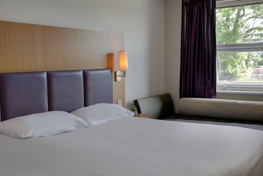 Standard Room, 1 Double Bed, Accessible, Bathtub - Photo 2