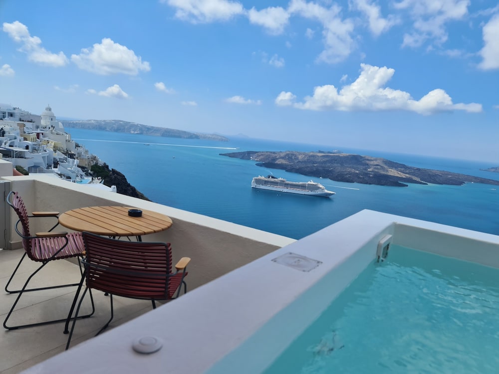 Deluxe Suite with spa bath and outdoor Hottub Caldera View - Photo 5