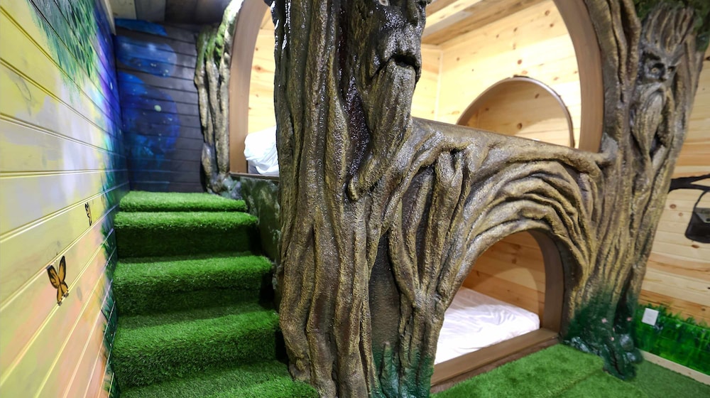 Gandalf s Getaway Indoor Pool Theater Arcade Firepit Book Now, Photo 40