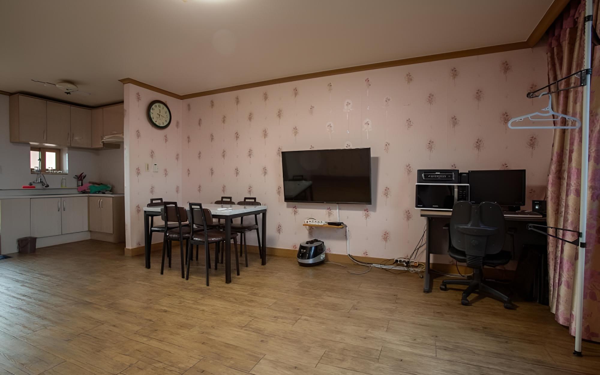 Room (Room 202)