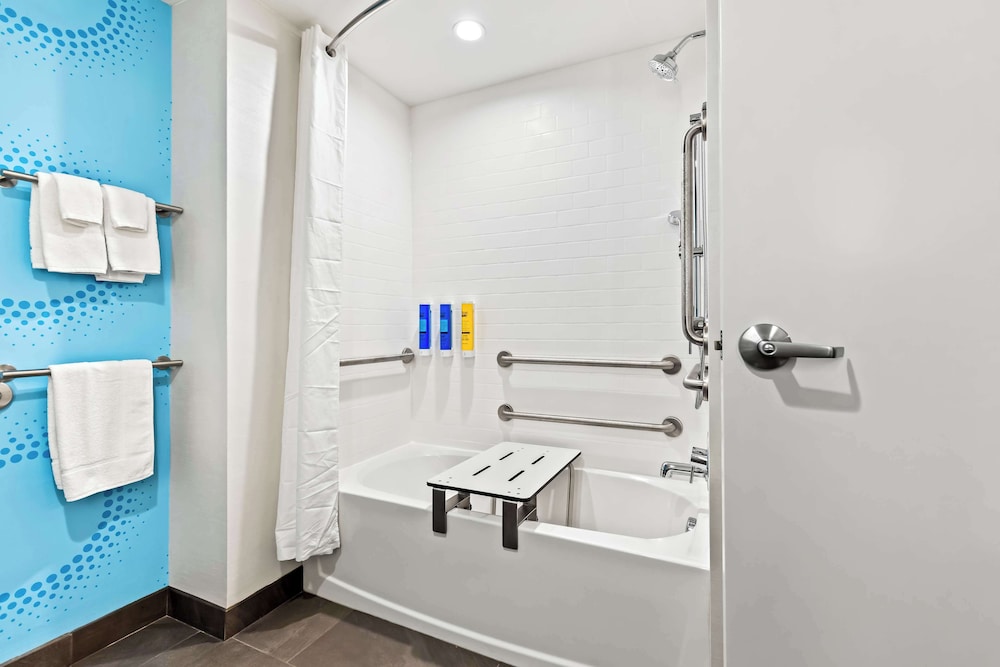 Room, 2 Queen Beds, Accessible, Bathtub - Photo 4