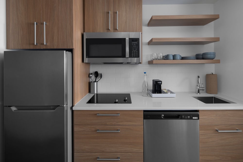 King Studio with Adapted Tub - Mobility and Hearing Accessible