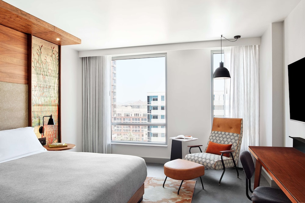 Room, 1 King Bed, Accessible, Corner (Hearing) - Photo 4