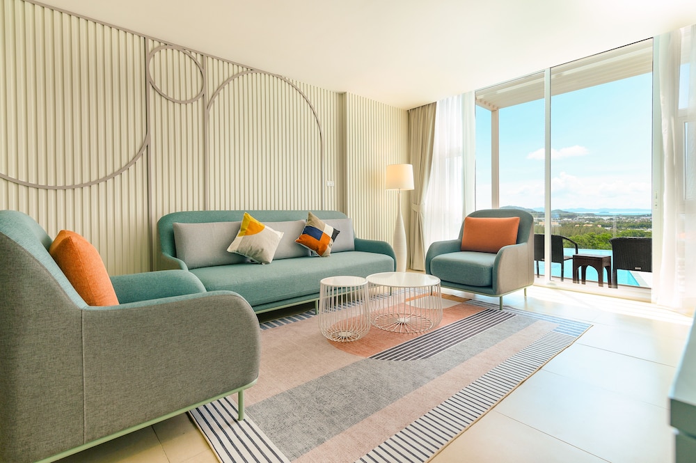 Business Room, Balcony, Pool View photo 1