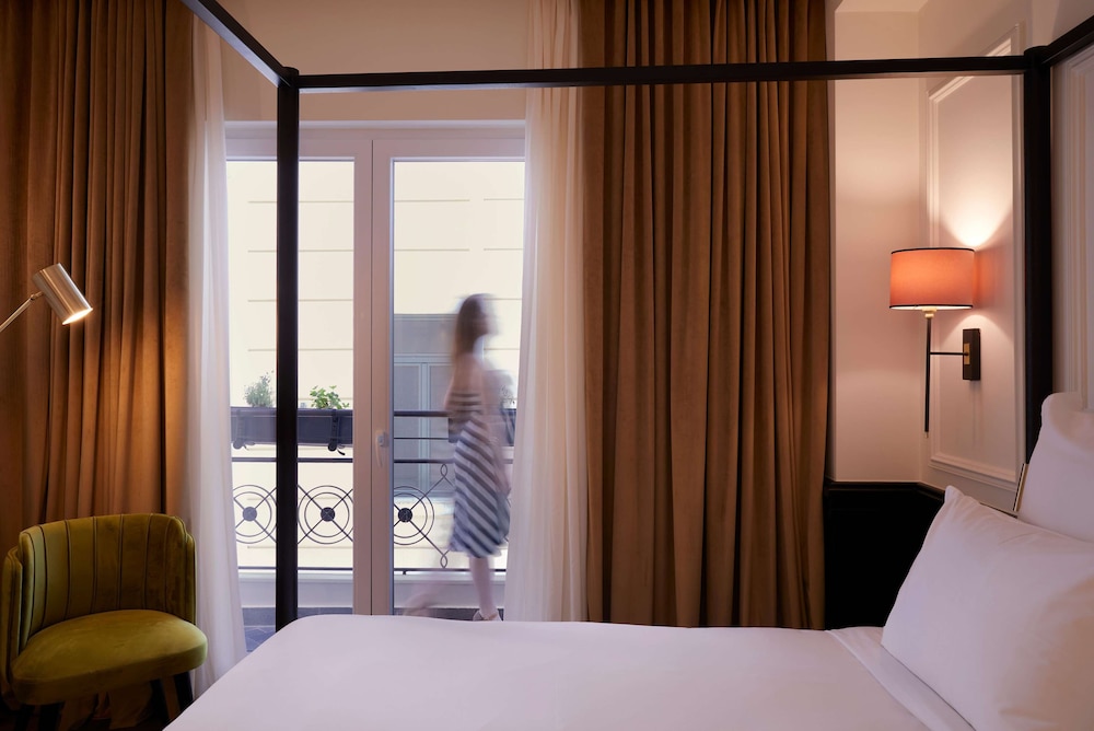 Deluxe King Room with Balcony photo 2