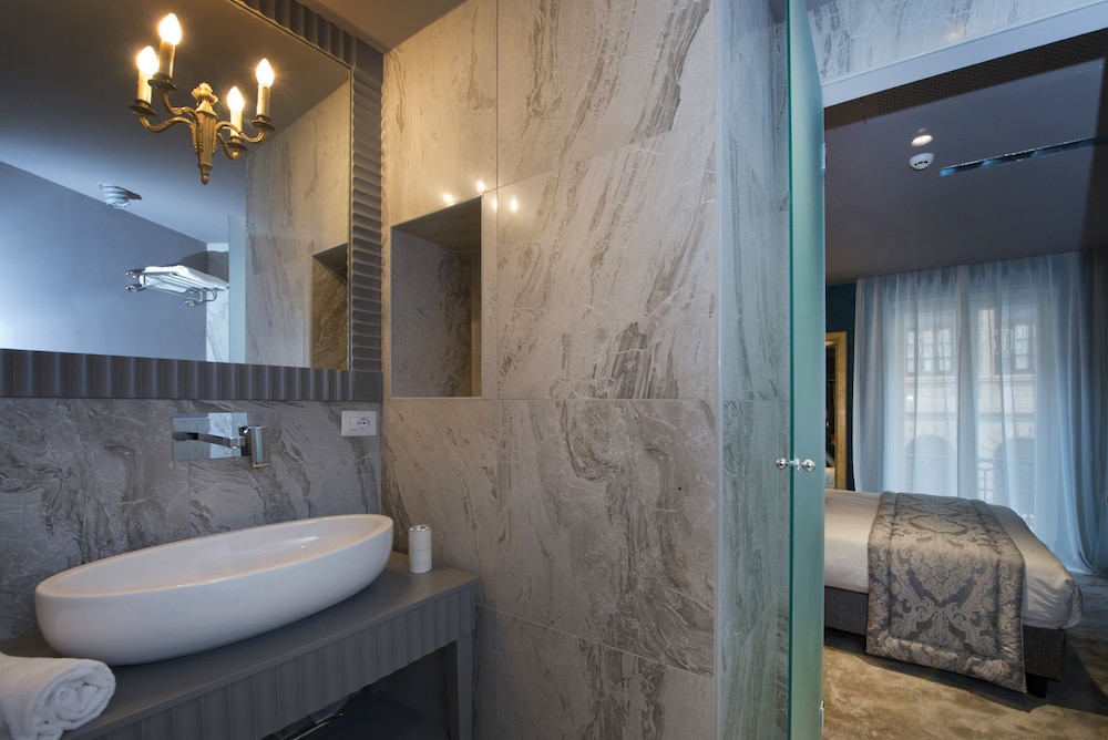Superior Double Room thumbnail 5
