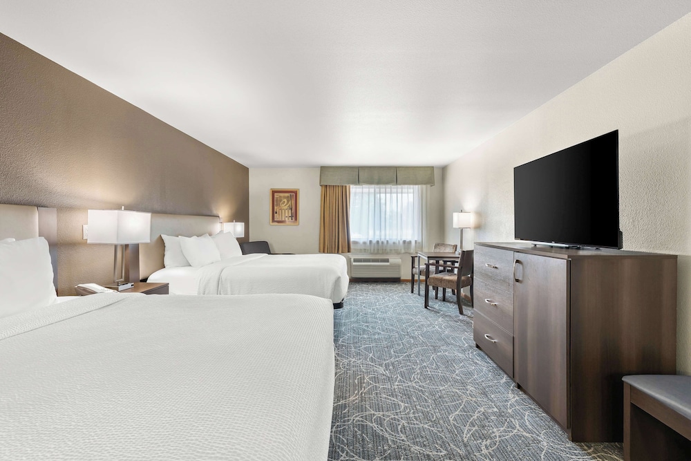 Standard Room, Multiple Beds, Non Smoking, Refrigerator & Microwave - Photo 1