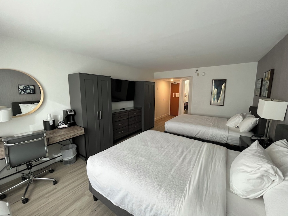 Standard Room, 2 Queen Beds photo 2
