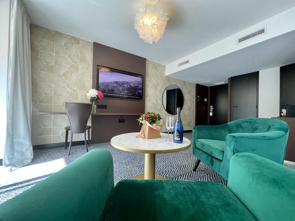 Suite, 1 King Bed - Photo 1