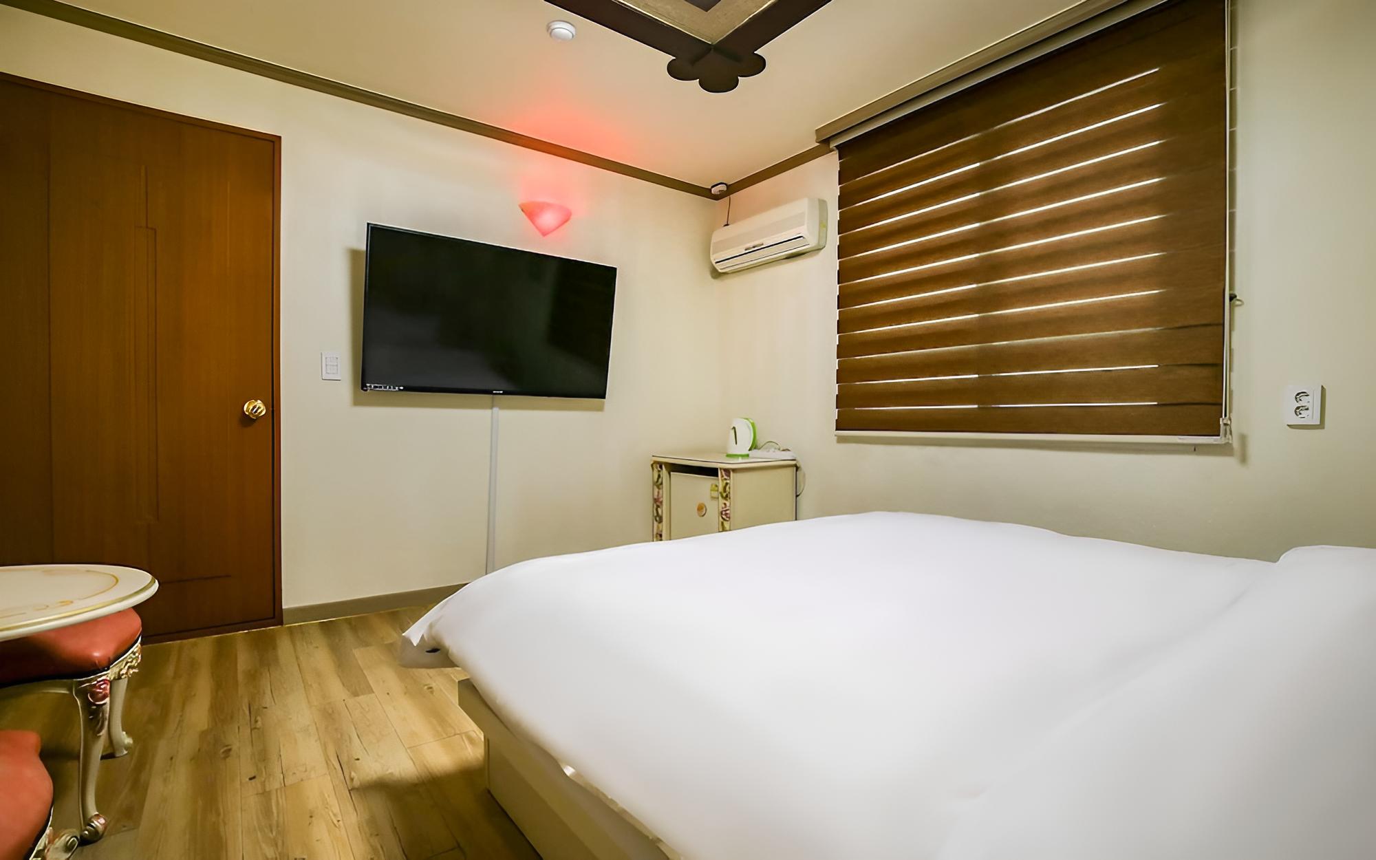 Room (Standard B (Netflix YouTube EV Charge) photo 3