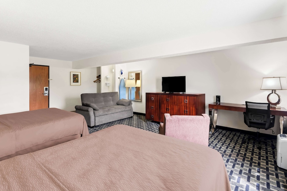 Suite, Multiple Beds, Non Smoking, Refrigerator & Microwave (with Sofabed) - Photo 2