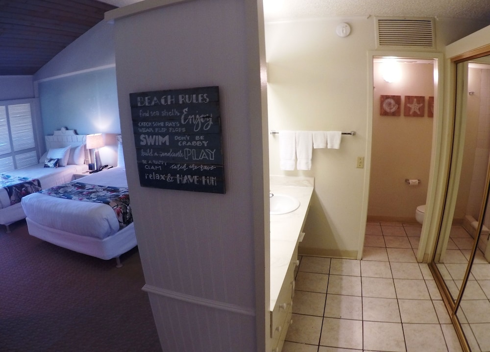 Room, 2 Queen Beds, Ocean View photo 1