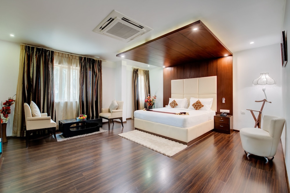 Royal Studio Suite, 1 King Bed, Non Smoking, City View