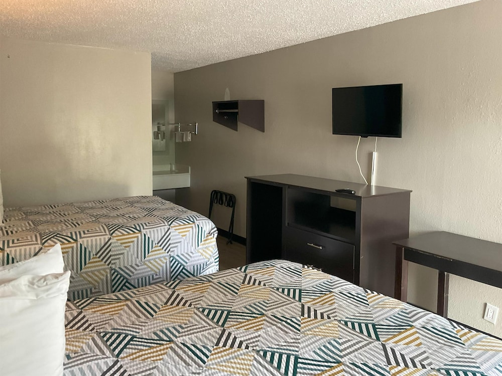Standard Room, 2 Queen Beds, Non Smoking, Refrigerator & Microwave - Photo 8