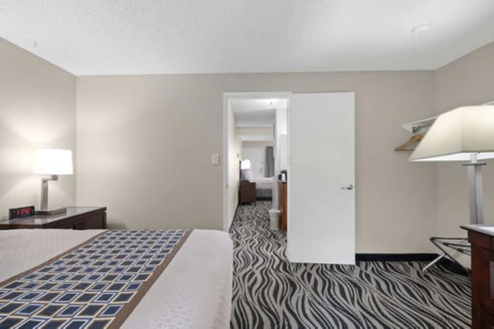 Suite, 2 Queen beds, kitchen photo 2