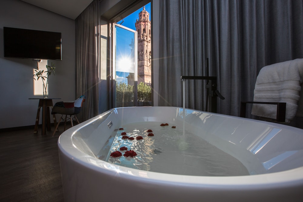 Suite - Photo 11