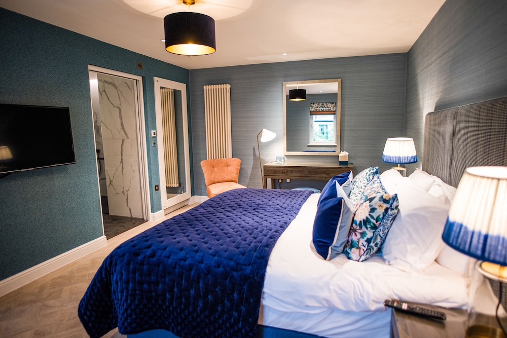 Deluxe Double Room, 1 King Bed, Pool View