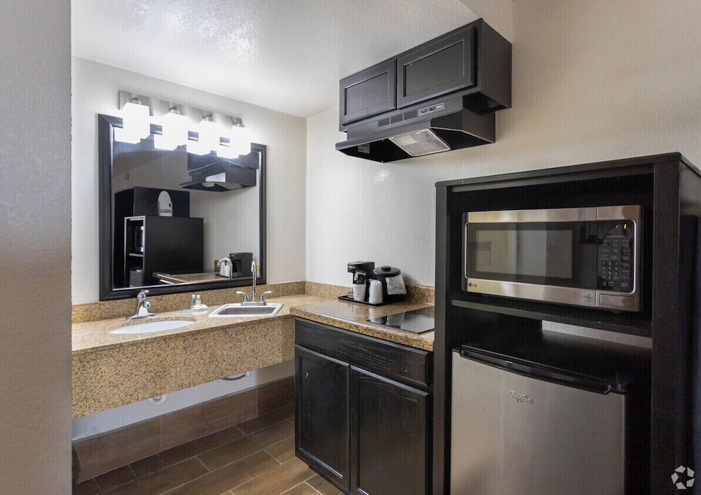 Room, 2 Queen Beds, Non Smoking, Kitchenette - Photo 5