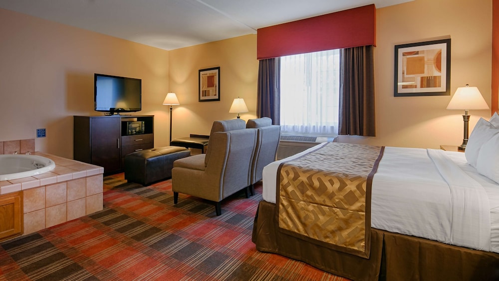 Suite, 1 King Bed, Non Smoking (Living Room) photo 2