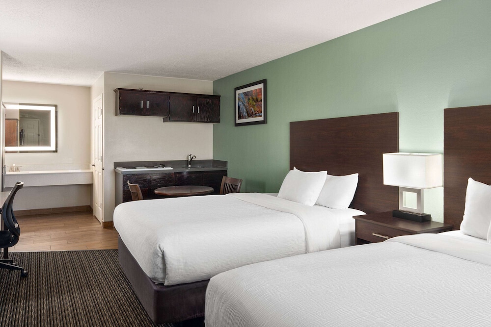 Deluxe Suite, 2 Queen Beds, Non Smoking - Photo 5