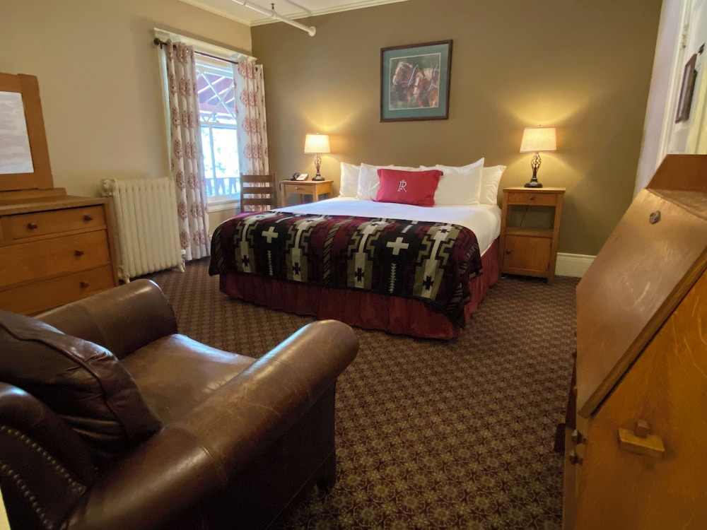 Standard Single Room, 1 King Bed, Mountain View photo 1