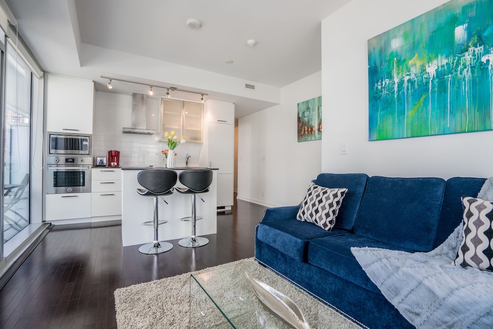 Aaira Suites at 65 Bremner Blvd, Foto 12