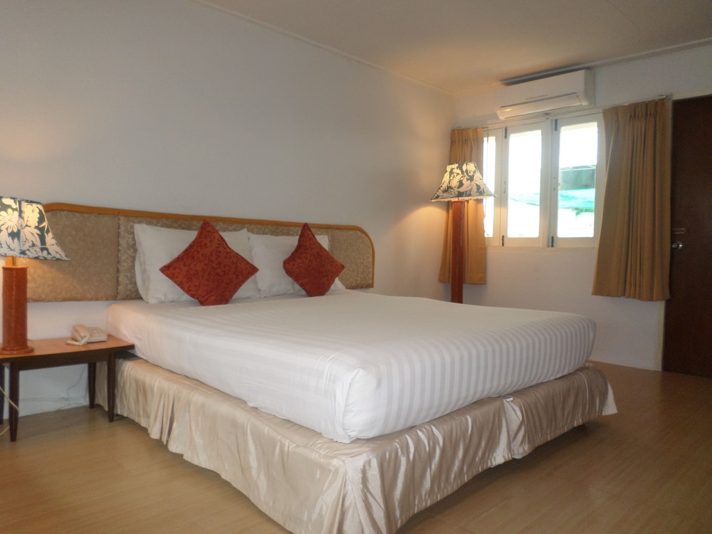 Superior Room, Pool View thumbnail 6