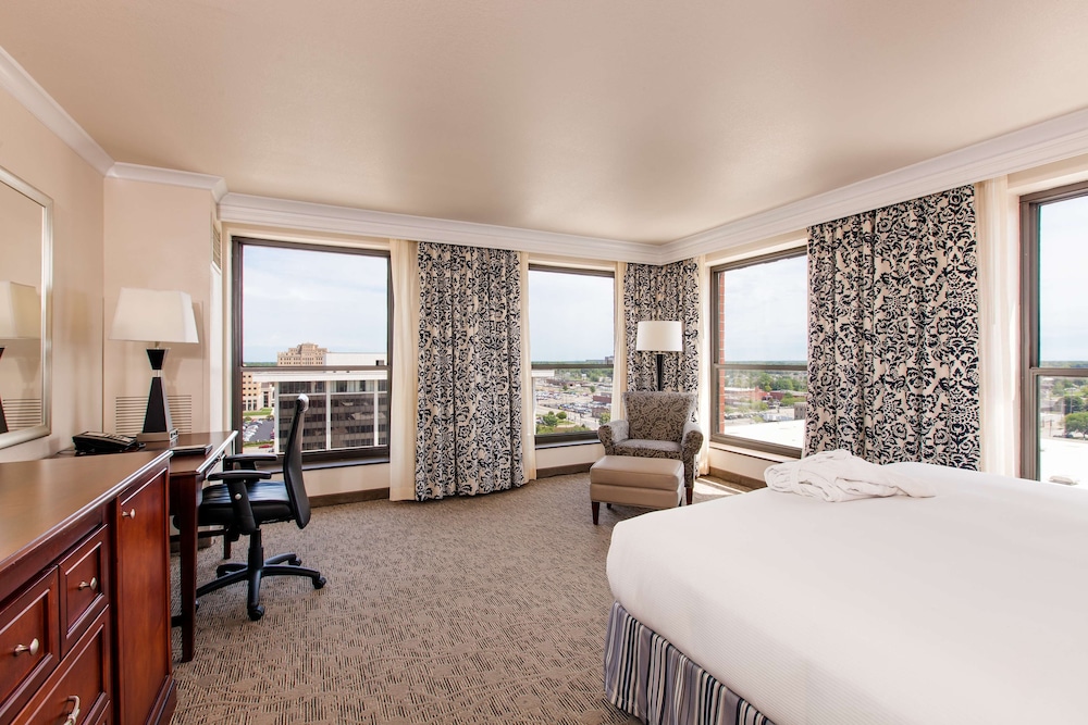 Room, 1 King Bed, City View, Corner - Photo 4