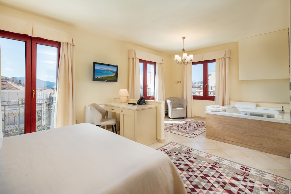 Suite, 1 King Bed, Hot Tub, City View photo 3